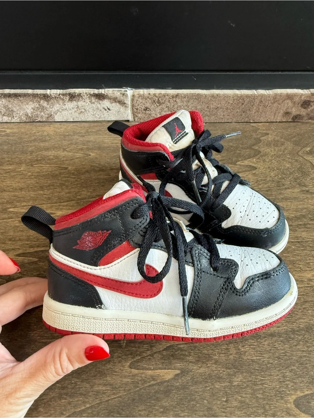 Jordan Air Jordan 1 Mid Top Kids Sneaker Black Red White Leather US 8C